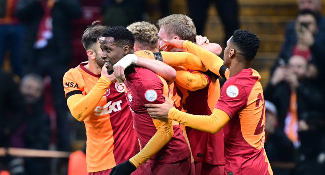 Galatasaray evinde Kayserispor'u iki golle geçti