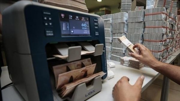 Hem mevduat hem faizler düştü