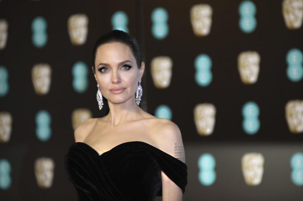 Moda sektörüne giren Angelina Jolie New York’taki mağazasında müşterilerine Türk kahvesi ikram ediyor