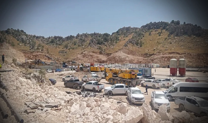 Gabar'da sondaj kulesi devrildi- Enkaz altında kalan işçiler var!