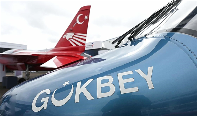 Milli hava aracı GÖKBEY'den İngiltere'de gövde gösterisi