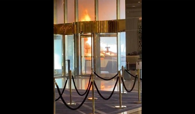 Trump'ın Las Vegas'taki otelinin önünde araç patladı