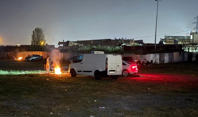İstanbul'da vatandaşlar geceyi dışarıda geçirdi