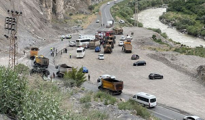 Hakkari'de midibüs devrildi- 12 asker yaralı