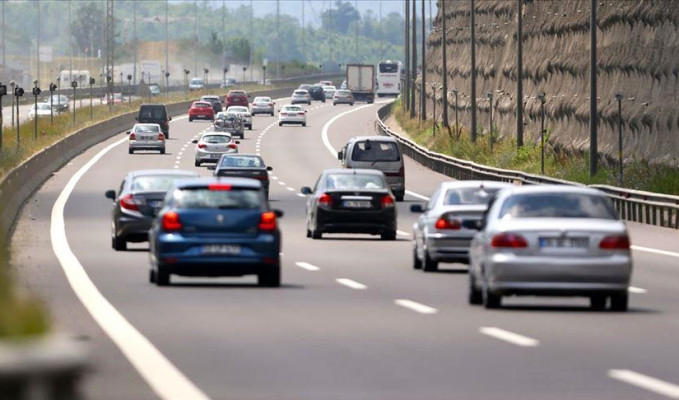 Tatilciler yollara döküldü- İstanbul’a dönüşte kritik güzergâhlarda trafik uyarısı