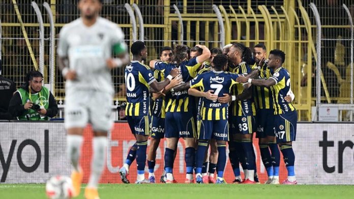 Fenerbahçe evinde Kocaelispor'u rahat geçti