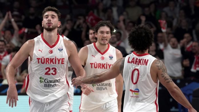 12 Dev Adam yarı final için sahada