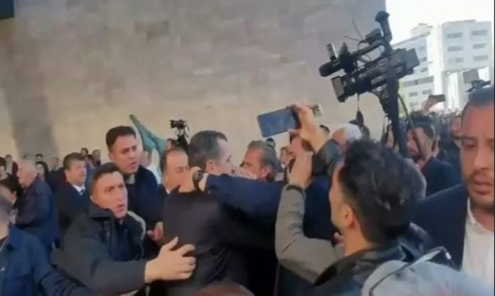 Özgür Özel'e saldırı davası ertelendi