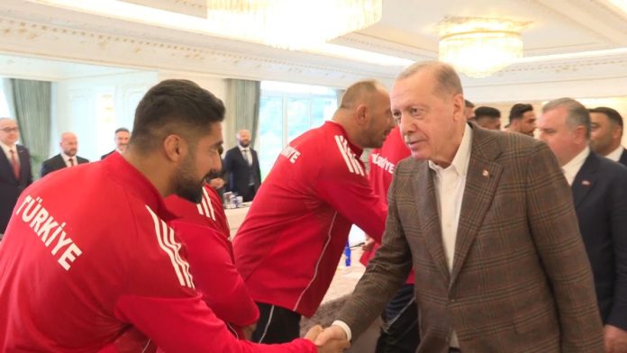 Cumhurbaşkanı Erdoğan'dan güreş şampiyonlarına onurlandırıcı kabul