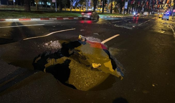 İstanbul'da sağanak sonucu yol çöktü!