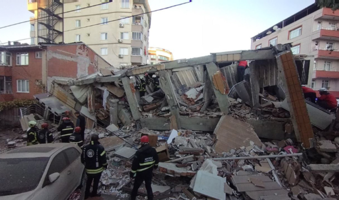 Kocaeli’de bina çöktü! Enkazdan bir kişi sağ çıkarıldı